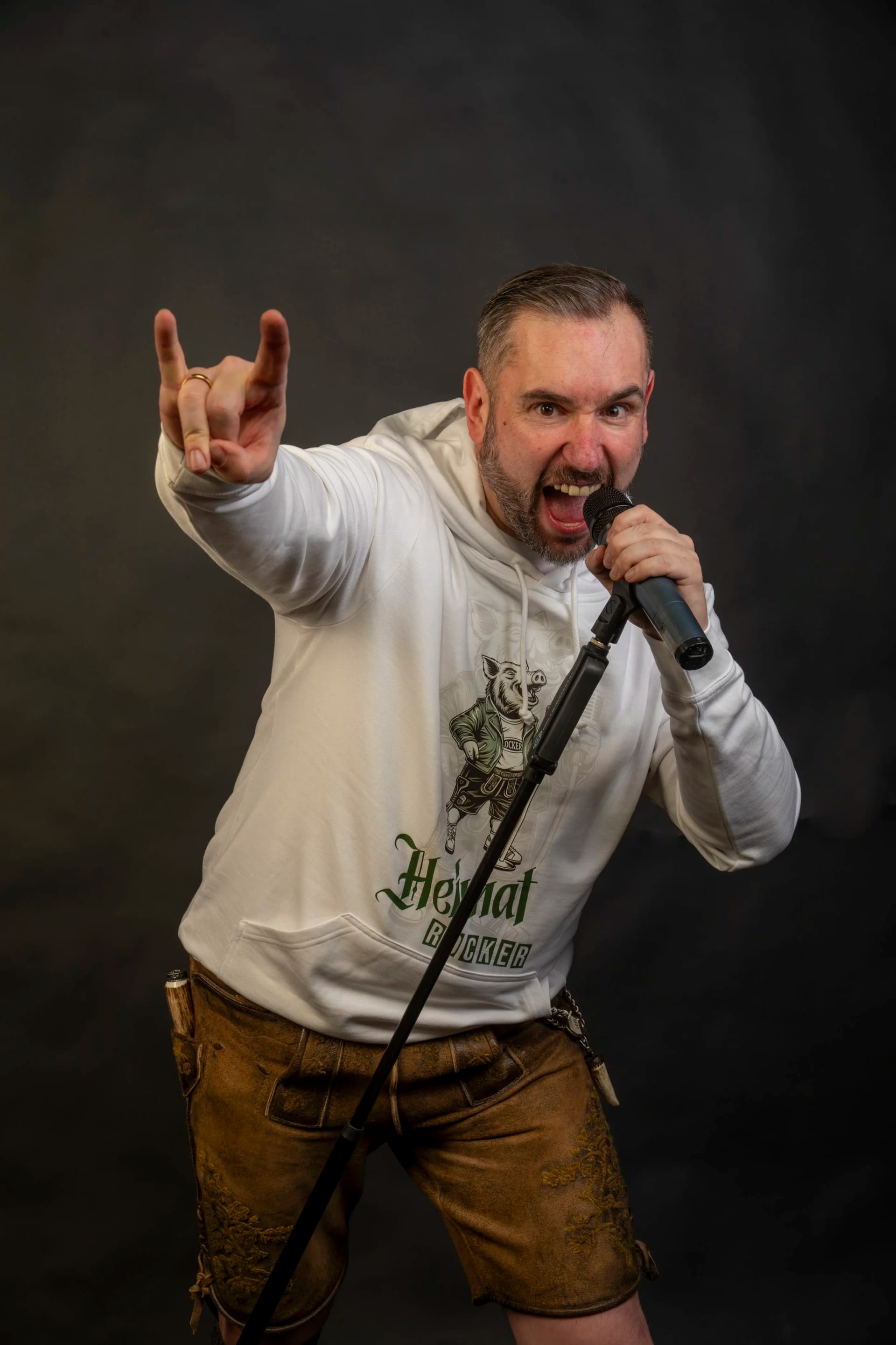 Christian Schmitt alias Heimat Rocker am Mikrofon